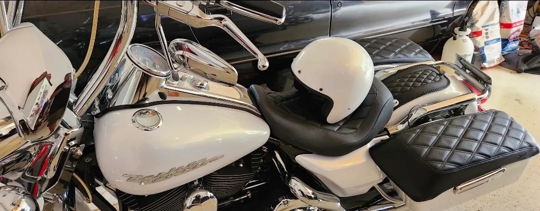 White Harley tank and paint details